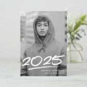 Dashed Class of 2025 Modern Foto Abschluss Ankündigung (Stehend Vorderseite)