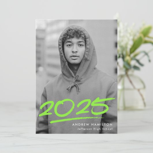 Dashed Lime Green Class of 2025 Foto Abschluss Ankündigung (Stehend Vorderseite)