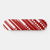 Dashes und Punkte in Rot und Weiß Skateboard (Horizontal)