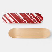 Dashes und Punkte in Rot und Weiß Skateboard (Horizontal)