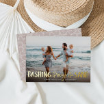 Dashing durch die Erde | Beach Foto Folien Feiertagskarte<br><div class="desc">Ideal für Menschen, die in tropischen Klimen leben, oder für die gemeinsame Nutzung eines fehlerhaften Ferien-Fotos, oder optionale Urlaubsfotokarte zeigt "Dashing Through the Sand" als goldenes Folienüberlagerungen mit Sternenbildern. Personalisieren Sie mit Ihren Namen und Gruß nach Maß (zeigen Sie mit "wärmsten Wünschen") am unteren Ende. Die Karten wechseln zu einem...</div>