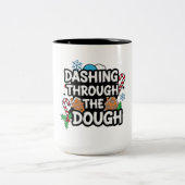 Dashing Through the Dough Christmas Zweifarbige Tasse (Mittel)