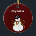 Dated FroChristmas Snowman Personalisiert Keramik Ornament<br><div class="desc">Der niedliche Schneemann ist mit hellen Weihnachtslichtern verstrickt, hat das Jahr auf seinem Hut - der obige Text "Frohe Weihnachten" kann geändert oder ergänzt werden, und auch der Schriftart-Stil kann geändert werden. Auf einem tiefen roten Hintergrund angezeigt, der in eine beliebige Farbe geändert werden kann. Der Rücken wurde komplett leer...</div>