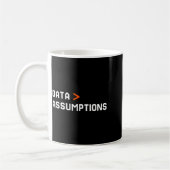 Daten vor Annahmen lustiger Tech-Analyst Wissensch Kaffeetasse (Links)