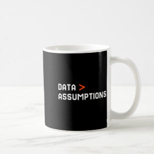 Daten vor Annahmen lustiger Tech-Analyst Wissensch Kaffeetasse