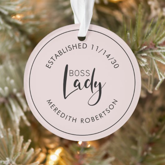 Datum der Einführung des Blush Pink Boss Lady-Logo Ornament (Baum)