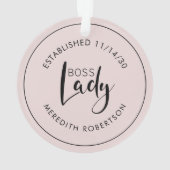 Datum der Einführung des Blush Pink Boss Lady-Logo Ornament (Rückseite)