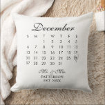 Datum der Hochzeit im Kalender Kissen<br><div class="desc">Dieses neu verheiratete Date Throw Kissen eignet sich hervorragend für ein frisch verheiratetes Paar. Zeigen Sie ihren besonderen Tag auf einem Kalenderdisplay an. Dies kann auch ein großes Jubiläumsgeschenk für diejenigen sein,  die die Jahre gemeinsam überstanden haben.</div>