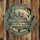 Datum des Est-Datums der amerikanischen Flagge mit Dartscheibe<br><div class="desc">Rustikaler Wald grün amerikanische Flagge und Fisch-Dartboard mit benutzerdefinierten Familiennamen und etablierten Datum. Einfach Ihren eigenen Text hinzufügen. Dart board ist ein großartiges Geschenk für die Fischer in Ihrem Leben. Die Farben Grün und Beige. Ideal für eine Mannhöhle oder ein Spielzimmer.</div>