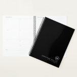 Datum des minimalen schwarzen klassischen Monogram Planer<br><div class="desc">Minimalistischer Black Classic Mit Monogramm Planer. Einfaches,  modernes minimalistisches Design,  das Sie mit Ihrem Monogramm,  Namen und Datum oder Text Ihrer Wahl in klassischer Typografie-Schrift personalisieren können.</div>