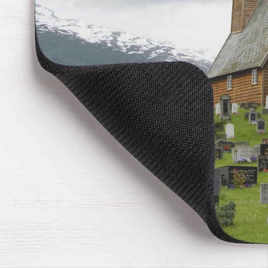 Daubekirche mit Friedhof in Norwegen mousepad (Ecke)