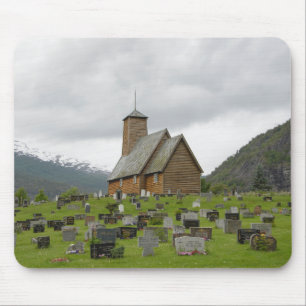 Daubekirche mit Friedhof in Norwegen mousepad