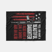 Daughter Gun Shovel Alibi - Funny Mom Dad Guns Jok Fleecedecke (Vorderseite (Horizontal))