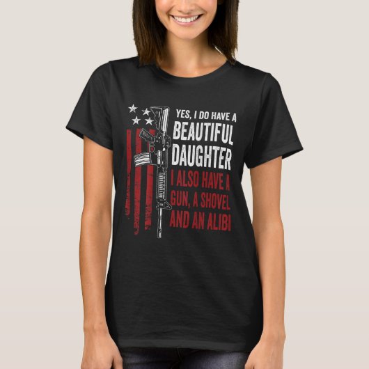 Daughter Gun Shovel Alibi - Funny Mom Dad Guns Jok T-Shirt (Vorderseite)