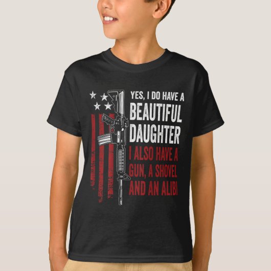 Daughter Gun Shovel Alibi - Funny Mom Dad Guns Jok T-Shirt (Vorderseite)