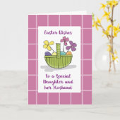 Daughter und Ehemann Ostern wünscht einen Korb mit Karte (Gelbe Blume)