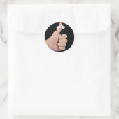 Daumen auf schwarz runder aufkleber (Tasche)