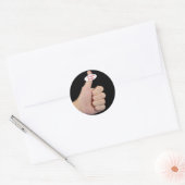 Daumen auf schwarz runder aufkleber (Umschlag)