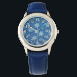 David Shields<br><div class="desc">Die blaue Armbanduhr aus Edelstahl mit einem Bild von David (oder David Stars) auf blau. Optionale Silber-Uhr-Oberfläche. Sehen Sie sich dazu den passenden Rundcharm und den runden Schlüsselanhänger an. Sehen Sie sich die gesamte Hanukka Watch-Sammlung unter der Rubrik ACCESSORIES im Bereich HOLIDAYS an.</div>