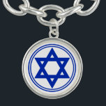 David Star Armband<br><div class="desc">Rund sterling silberfarbener Charme mit einem Bild eines königsblauen David-Star und königsblau doppelter Grenze auf weiß. Sterling silberbeschichtete Kette. Sehen Sie dazu die passende Vierecke, die Rundtaste, den großen runden Schlüsselanhänger aus Premiummetall, die runde Halskette und die Armbanduhr. Sehen Sie sich die gesamte Hanukkah Charm Kollektion unter der Kategorie ACCESSORIES...</div>
