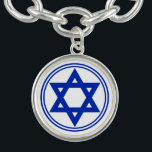 David Star Armband<br><div class="desc">Rund sterling silberfarbener Charme mit einem Bild eines königsblauen David-Star und königsblau doppelter Grenze auf weiß. Sterling silberbeschichtete Kette. Sehen Sie dazu die passende Vierecke, die Rundtaste, den großen runden Schlüsselanhänger aus Premiummetall, die runde Halskette und die Armbanduhr. Sehen Sie sich die gesamte Hanukkah Charm Kollektion unter der Kategorie ACCESSORIES...</div>