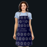 David Star | HAPPY CHANUKAH | Monogram Blue Schürze<br><div class="desc">Stilvolle HAPPY CHANUKAH Schürze mit Imitaten silber STAR OF DAVID-Muster vor Mitternachtsblau. In der Mitte befindet sich ein KUNDENBARE Text, der in Imitaten die Silbertypografie "HAPPY CHANUKAH" liest. Oben befindet sich ein KUNDENBEWEGLICHES MONOGRAMM, das Sie durch Ihr eigenes ersetzen können. Matching-Elemente verfügbar. Großartiges Geschenk für Hanukka und das ganze Jahr...</div>