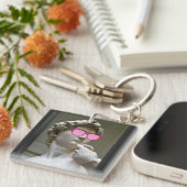 David trägt eine Rose-Brille Schlüsselanhänger (Vorderseite rechts)