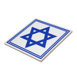 Davidsstern Fliese<br><div class="desc">Quadratische Keramikfliese mit einem Bild eines tiefen blauen Davidssterns Und eine doppelte tiefe blaue Grenze auf Weiß. See zusammenpassendes Süßigkeitsglas,  Tasse,  Melaminplatte,  Porzellanplatte,  Papierplatte und Untersetzer. Sehen Sie die gesamte Chanukka-Fliesensammlung im FEIERTAGS-Abschnitt.</div>