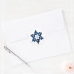 Davidstern | Classic Blue Modern Happy Hanukkah Runder Aufkleber<br><div class="desc">Minimal klassisch blauer Bar/Bat Mitzvah und Hanukkah moderner Star of David vor einem weißen Hintergrund schafft ein elegantes,  raffiniertes Design. Für andere koordinierende Farben oder passende Produkte besuchen Sie JustFharryn @ Zazzle.com. Alle Rechte vorbehalten. #zazzlemade</div>