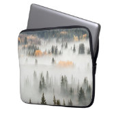 Dawn Ground Fog deckt Bergwald ab Laptopschutzhülle (Vorderseite Links)