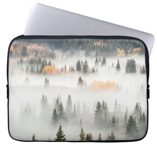 Dawn Ground Fog deckt Bergwald ab Laptopschutzhülle (Vorderseite)