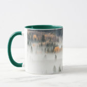 Dawn Ground Fog deckt Bergwald ab Tasse (Links)