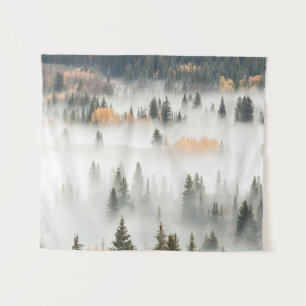 Dawn Ground Fog deckt Bergwald ab Wandteppich