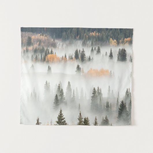 Dawn Ground Fog deckt Bergwald ab Wandteppich (Vorderseite (Horizontal))