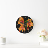 Day Lilies - Orange blühende Petals Feather Runde Wanduhr (Zuhause)