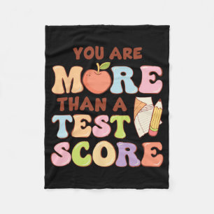 Day Teacher Shirt Sie sind mehr als ein Test Score Fleecedecke