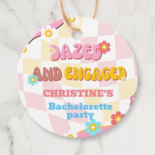 Dazed and Verlobt Bachelorette Retro Groovy 70er Geschenkanhänger (Vorderseite)