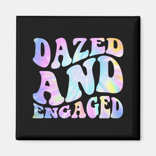 Dazed and Verlobt Bride zu Groovy Gefärbte Krawatt Magnet (Vorne)