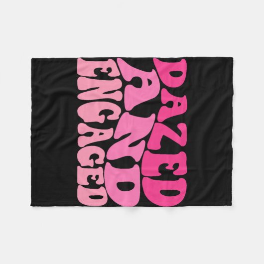 Dazed and Verlobt Bridge to be Groovy Retro Bachel Fleecedecke (Vorderseite (Horizontal))