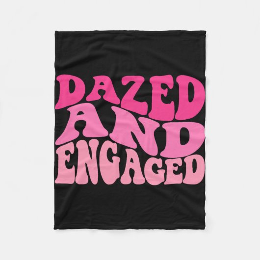 Dazed and Verlobt Bridge to be Groovy Retro Bachel Fleecedecke (Vorderseite)