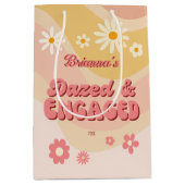 Dazed and verlobt groovy Retro daisy bachelorette Mittlere Geschenktüte (Vorderseite)