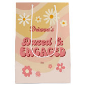 Dazed and verlobt groovy Retro daisy bachelorette Mittlere Geschenktüte (Rückseite)