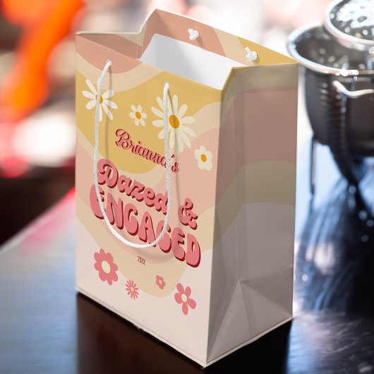 Dazed and verlobt groovy Retro daisy bachelorette Mittlere Geschenktüte