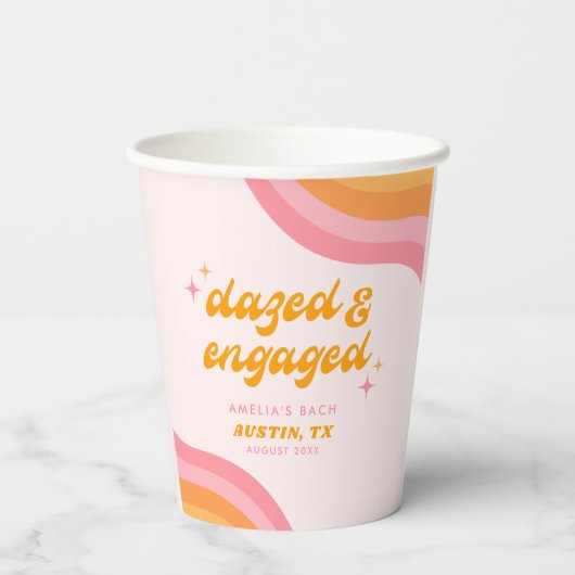 Dazed & Verlobt Groovy Pink & Orange Bachelorette Pappbecher (Rückseite)