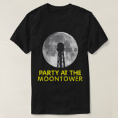 Daziertes und verwirrtes Party am Mondturm T-Shirt (Design vorne)