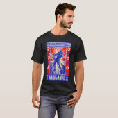 DC Comics Peacemaker Vigilant Rattensäge Posterank T-Shirt (Vorne ganz)
