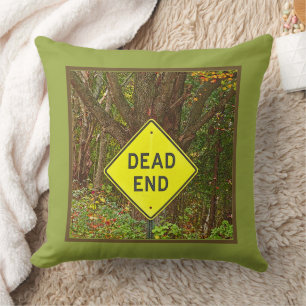 "Dead End"-Schild auf Baum in Holz Kissen