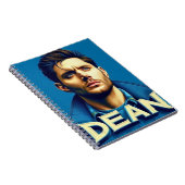 Dean vor blauem Hintergrund Notizblock (Rechte Seite)