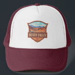 Death Valley Nationalpark Illustration Retro Truckerkappe<br><div class="desc">Death Valley Vektorgrafik Design. Der Park ist bekannt für den Titus Canyon,  mit einer Geisterstadt und farbenfrohen Felsen,  und die Salinen des Badwater Becken,  Nordamerikas tiefsten Punkt.</div>