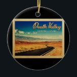 Death Valley Nationalpark Vintage Reise Keramik Ornament<br><div class="desc">Vintage Reisestil Death Valley California Nevada mit einer herrlichen Bergsicht mit kurvenreicher Autobahn in die Ferne.</div>